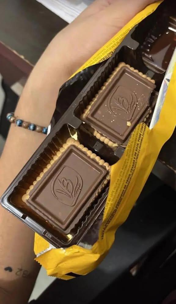 Daniela6071959's tweet photo. Provei esse biscoito da Nestlé e a Bauducco que me desculpe, mas a surra de qualidade foi real. O chocolate é de verdade, derrete na boca e a crocância é outro nível. Eles realmente subiram o nível do produto enquanto as outras marcas continuam na mesmice. https://t.co/suvGz48LO3