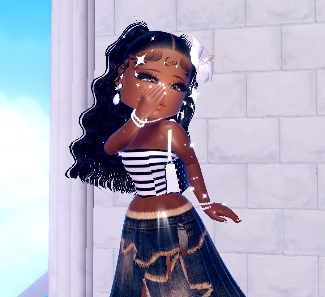 ttrhyuh's tweet photo. First two outfits I've made ever since being hacked of all my halos and 75% of my toy items! I mean they're alright I just wish they were more detailed🫠 #royalehigh https://t.co/zFqVgpR5fc