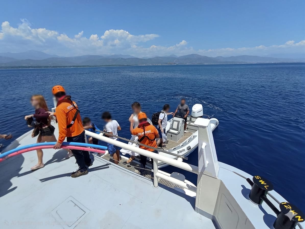 kiyiemniyet's tweet photo. Fethiye Şövalye Adası önlerinde makine arızası nedeniyle sürüklenen 16 metre boyundaki teknenin içerisindeki 5 kişi, KIYEM-5 hızlı tahlisiye (can kurtarma) botumuzca Fethiye'ye emniyetle tahliye edildi. https://t.co/D1jKq8PeeK