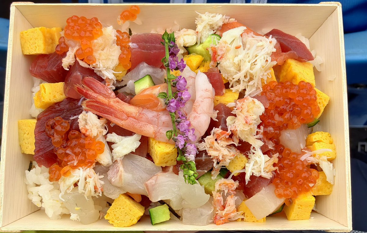 tsuba_chro's tweet photo. 今日の神宮グルメ
交流戦限定グルメ
7種の贅沢北海ばらちらし！！🍱✨
まさか球場で海鮮が食べられるとは！
おいしくいただきました🙏
2026.06.07
#神宮グルメ
#球場グルメ
#swallows https://t.co/wk5LeL2TPI