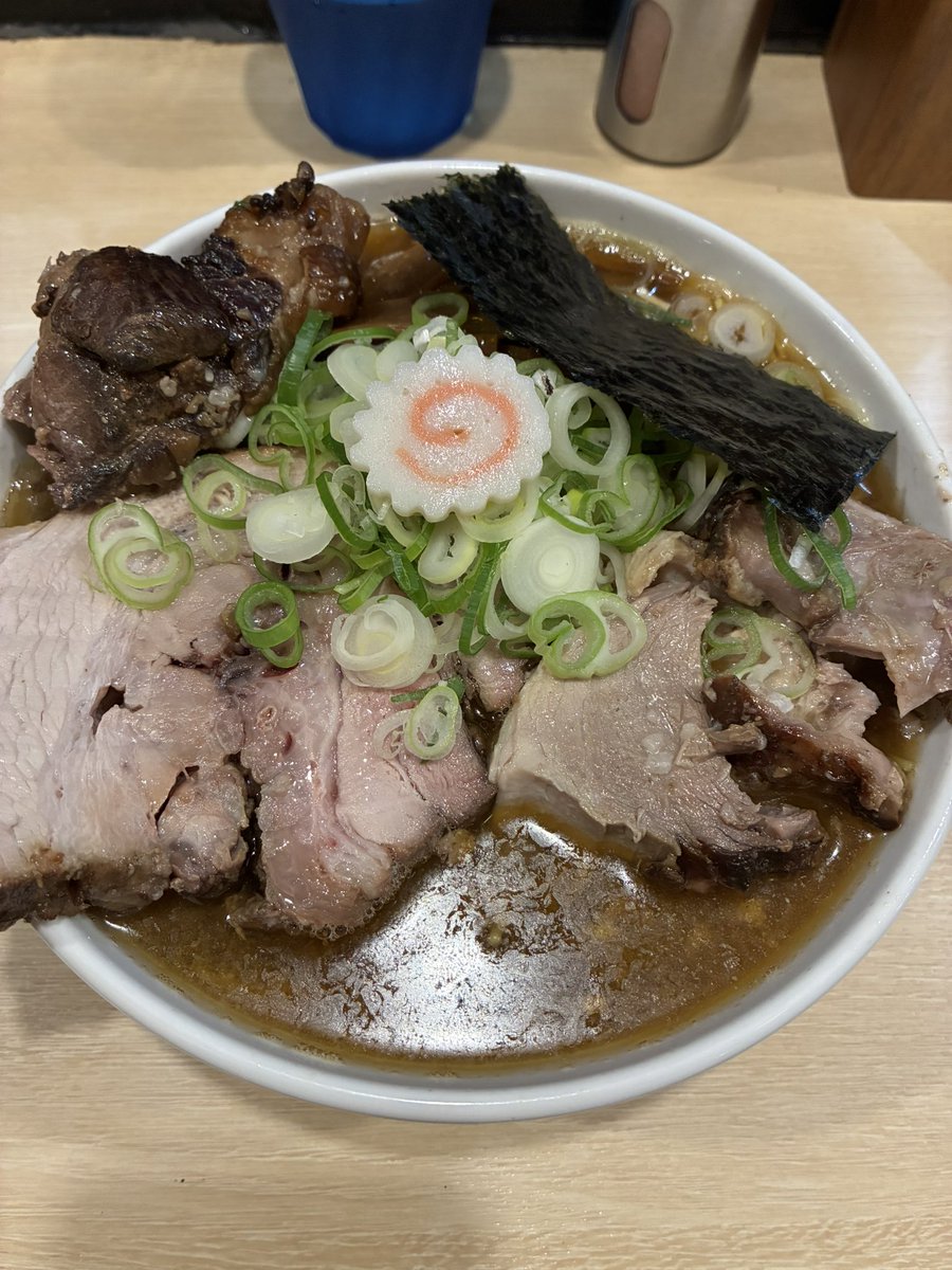 Ramen_distil's tweet photo. 麺や六等星
オマール海老の中華そば並？
sです。
これぞ六等星🔯！これが六等星🔯！
圧倒的ボリュームと圧倒的旨味。
なんですかこの焼豚の分厚さ。
そしてオマール🦐感すごいすぅぷ神！
パツプリ札幌麺も美味すぎ。
もちろん完食完飲。
店主、チーちゃん、ゆうた君ごちそうさまでした😋また来ます。 https://t.co/bTlbQNuqWv