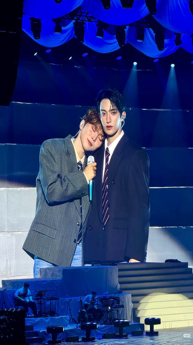 kyeomdaily's tweet photo. iconic duo. https://t.co/1kMhGQNw44