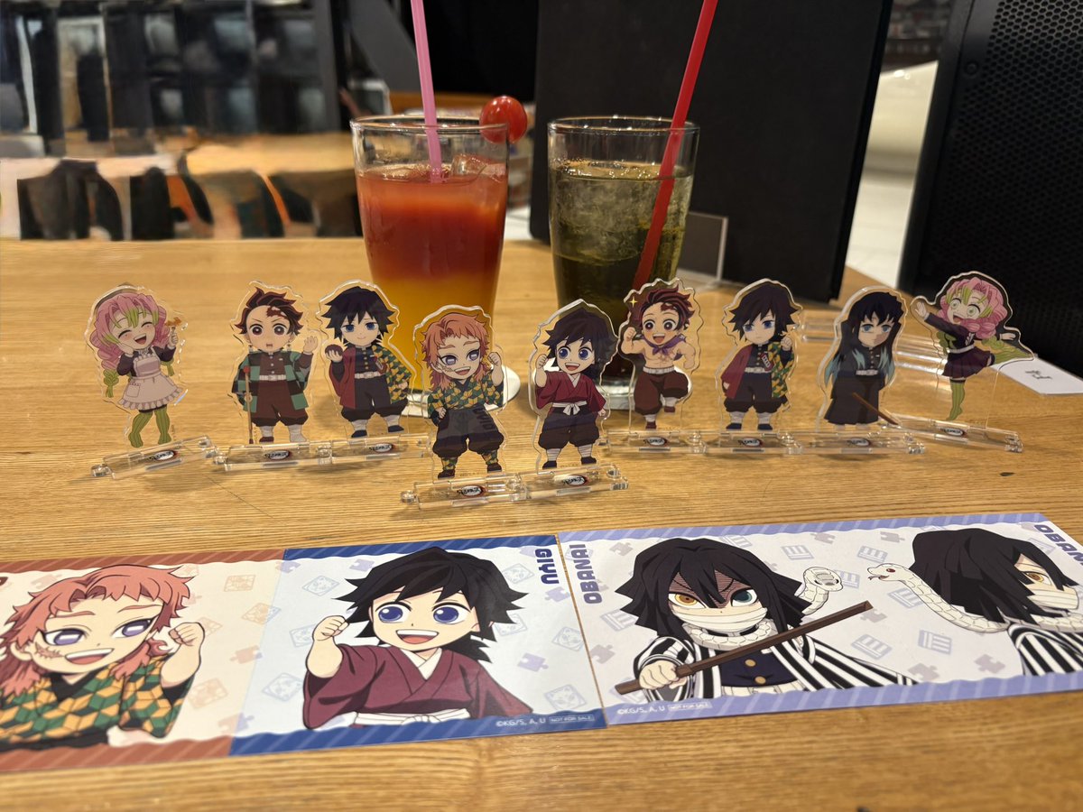 botachi_'s tweet photo. 今日も今日とてカフェへ🍀⋆゜
蜜璃ちゃんバースデーお祝いしてきた🍡💕
可愛すぎるし美味しすぎた〜！🎂💕
セコム強めの伊黒さん素敵✨笑
繋がるドリンクは品切れだったので他ドリンク🥤
無事にバラチャレ終了出来そうです🥹💙 https://t.co/LscMWefKZb