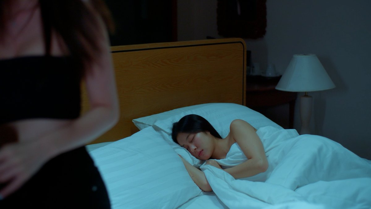 GMMTV's tweet photo. ออกไปตอนนี้พราวคงไม่รู้ตัวหรอกมั้ง ตัดภาพมาที่...
#EnemiesWithBenefitsEP6

@KPloynira @Ciize155cm https://t.co/5got7ACF8u