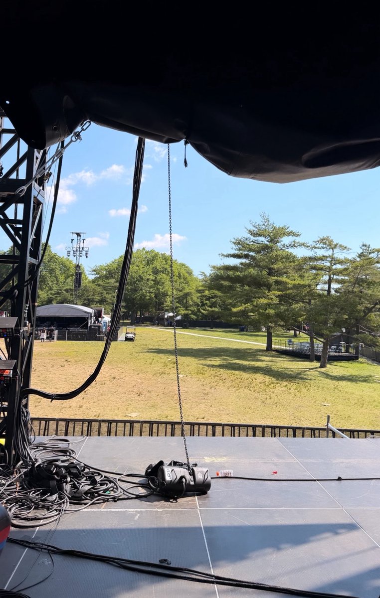 tjruby_'s tweet photo. ทีมสไตล์ลิสต์เจนนี่อยู่ที่ SnapChat Stage แล้ว งาน Gov Ball วันนี้สไตล์ลิสคือ Sam Woolf #JENNIE https://t.co/44BDvYHutK