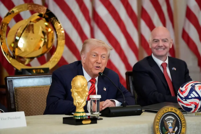 knkuwari's tweet photo. كأس العالم 2026 على الأبواب وسينطلق قريباً، وجماهير كرة القدم متحمسة للحدث الأهم على مستوى العالم.. 

ولكن بما ان الولايات المتحدة احد مستضيفين البطولة، بلا شك ستكون هناك عدة مشاكل!

سواءاً في التأشيرات.. او في التحقيق في المطارات بلا سبب وجيه.. او حتى في عشب الملاعب السيء بشهادة اللاعبين.

اولاً: أزمة التأشيرات "الأخطر على الإطلاق"

رغم وجود إعفاءات للاعبين والمدربين والطواقم الرسمية، إلا أن المشجعين العاديين من دول كثيرة يواجهون عقبات جوهرية للدخول، مما يتعارض مع مبدأ "المونديال الأكثر شمولاً في التاريخ" الذي وعد به الفيفا.

وثمة قرار داخلي في وزارة الخارجية الأمريكية بتجميد طلبات التأشيرة من 75 دولة ضمن إجراءات مراجعة أمنية، مما أثار قلقاً واسعاً لدى المشجعين والجاليات حول العالم.

أبرز حالات المنتخبات:

- منتخب جنوب أفريقيا عجز عن تأمين تأشيرات المدرب المساعد والطبيب وعدد من أفراد البعثة، وظل المنتخب عالقاً في جوهانسبرغ لساعات قبل أن يتمكن من المغادرة.

- منتخب إيران واجه أزمات مالية ومشكلات تنظيمية مرتبطة بإصدار التأشيرات، مما وضع استعداداته تحت ضغط كبير.

حتى الآن لا يزال غير واضح كيف سيتمكن المشجعون العاديون من الدول الخاضعة لحظر السفر من حضور المباريات على الأراضي الأمريكية، مع اقتراح نقل بعض المباريات إلى كندا أو المكسيك كحل بديل.

ثانياً: أزمة عمال ملعب SoFi

عمال ملعب SoFi صوّتوا بنسبة 96% لصالح الإضراب، مما يعني أنهم قادرون على مغادرة العمل في أي لحظة إذا لم تُستجَب مطالبهم.

الأمر بالغ الخطورة لأن الفيفا يشترط إجراء فحوصات أمنية مسبقة لجميع العاملين في الملاعب، مما يعني أن أي بديل للعمال سيستغرق وقتاً طويلاً، مما يهدد فعلياً بتعطيل المباريات.

ثالثاً: مشكلات التنظيم

العام هذه أول نسخة في التاريخ يُنظّمها الفيفا بالتنسيق مع ثلاث دول في آن واحد، مع طبقات متعددة من الجهات المحلية والبيروقراطية في 16 مدينة مستضيفة.

كل دولة مستضيفة لديها متطلبات دخول مختلفة وأنظمة حدودية منفصلة، فقد يحتاج المشجع الذي يتنقل بين المدن الأمريكية والكندية والمكسيكية إلى تأشيرات متعددة.

رابعاً: مشكلات الأسعار وضعف المبيعات

استطلاع لأصحاب الفنادق أظهر أن 70% منهم يقولون إن قيود التأشيرات و"المخاوف الجيوسياسية الأوسع" تُضعف الطلب الدولي بشكل ملحوظ.

أسعار التذاكر الخيالية حتى لمباريات المجموعات الأقل جاذبية، أسهمت في إبقاء كثير من المشجعين في بيوتهم.

خامساً: المخاوف الأمنية من تأثير قوانين الهجرة  

تقارير منظمة Human Rights Watch أشارت إلى أن طالب لجوء حضر نهائي كأس العالم للأندية في نيوجيرسي العام الماضي مع أطفاله، اعتُقل من قِبل عناصر وكالة انفاذ قوانين الهجرة ICE وتمّ ترحيله.

رئيس الفيفا جيانّي إنفانتينو يفكّر سراً في طلب هدنة من ترامب بشأن حملات ICE خلال فترة البطولة، رغم تصريحاته العلنية بأن "العالم مرحَّب به في أمريكا".

سادساً: العشب سيء في بعض الملاعب!

في بطولة كوبا أمريكا 2024، صرّح حارس مرمى الأرجنتين إيميليانو مارتينيز بأن أرضية ملعب مرسيدس-بنز في أتلانتا كانت "كارثة"، قائلاً: "الكرة كانت تقفز عليك بشكل غير متوقع أثناء الجري."

سابعاً: الجو الحار جداً والملاعب ليست مكيفة

تُقام البطولة في يونيو ويوليو، وهما أشد أشهر الصيف قسوةً في أمريكا الشمالية، مما يجعل الحرارة تحدياً حقيقياً لا يمكن تجاهله.

من أصل 16 ملعباً مستضيفاً، ثلاثة فقط مكيّفة بالكامل هي أتلانتا ودالاس وهيوستن، في حين أن 11 ملعباً مكشوفة تماماً بلا أي نظام تبريد.

كشفت تجربة كأس العالم للأندية 2025 التي أُقيمت في الملاعب ذاتها عن حجم الخطر الحقيقي.. 

مدرب يوفنتوس إيغور تودور كشف أن عشرة لاعبين طلبوا التبديل في مباراة واحدة أمام ريال مدريد في ميامي حيث بلغت الحرارة 30 درجة مع رطوبة 70%، فيما وصف لاعب تشيلسي إنزو فيرنانديز الظروف بأنها "خطيرة جداً".

اخيراً..

أمريكا تملك أكبر اقتصاد في العالم، وثلاث دول، و16 مدينة — ومع ذلك لاعبون عالقون بلا تأشيرة، وعمال يهددون بالإضراب، وعشب لا تقفز عليه الكرة بشكل صحيح، ومشجع يخشى أن يعتقله شرطة الهجرة داخل الملعب.

بينما قطر أثبتت للعالم أن الإرادة تصنع المستحيل.. ملاعب مكيّفة، مواصلات مجانية، تأشيرة لكل أحد، وتنظيم لم يُخطئ يوماً واحداً طيلة البطولة.

#WorldCup
#trump