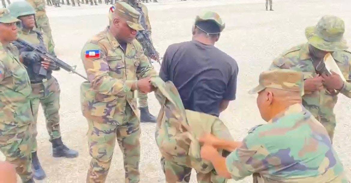 TwitJAKO's tweet photo. Nan chita kopye, n ap detwi tèt nou 

Anpil nan nou ap rale videyo kote y ap degrade polisye ak sòlda ki enplike nan move zak nan lòt peyi pou jistifye aksyon Mario Andresol la sou sòlda ayisyen nou yo; epi pran pòz se egzanp n ap trase pandan nou antoure ak vòlè ak vès nan tout biwo leta yo, n ap gade yo, nou konnen yo, n ap souri ak yo kòmsi nou pa okouran de anyen.

You n nan bagay nou inyore, sèke nan kilti pa nou, gen fason nou jere dosye vòlè ak dosye bouzen. 2 vis sa yo, vòlè ak bouzen ap toujou rete yon gwo dezònè nan kilti ayisyèn lan, kidonk gen yon fason nou te toujou trete sa pou limite dega yo.

Lè w pran yon sòlda ki ap sèvi peyi l, epi ou fè l gwo aksyon sa ki se mete kamera sou li gwo jounen, pou ap dechire rad sou li ak vyolans, san w pa tou pwofite prezante prèv yo, alewè pou moun ki ta swadizan viktim de zak sa, omwen pou w ta jistifye aksyon w ap poze a;  se yon gwo danje pou enstitisyon, k ap frajilize, afebli e menm kreye kondisyon pou gen abandon nan jèn ti lame sa ki pòko menm ka kenbe kò l.

Mario Andresol ap eseye voye yon mesaj zewo tolerans bay peyi ya, pandan nan menm pouvwa l ap sèvi ya chaje ak nèg ki ta dwe sibi jan tretman sa yo. Men li p ap fè l, paske ti Jozèf pa Mesye entèl, e se sa nou rele mouvman dan pouri pou pran bèl.

Se la danje a ye lè w pran yon politisyen ki te vle prezidan epi w mete l nan tèt yon enstitisyon teknik kou lame ya pou dirije. Nonm sa pa gen lòt bagay ke li pwal fè ke mete an aplikasyon vye estrateji pou l ka parèt bèl nan je moun epi reyalize rèv li kòm politisyen, men sa pa gen anyen pou wè ak travay teknik ke li ta dwe akonpli ya nan ranfòse kondisyon pou gen bon jan sekirite andan peyi ya.

Antouka, nan mache kopye sa san n pa gade tèt nou nan glas avan, n ap detwi tout idantite n kòm pèp. Se pa paske yon bagay mache yon kote, li oblije mache pou ou; gen yon pil paramèt ke w dwe konsidere, sitou pou yon pèp tankou ayisyen.

Mwen chita la ap gade nou ak bagay kopyadò sa a.

Ricardo Vintris