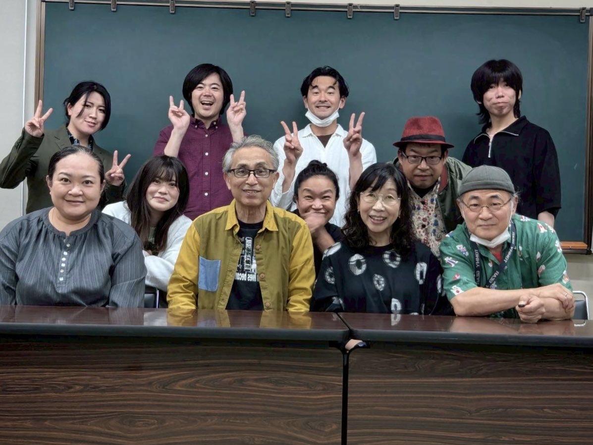 tokkuriza's tweet photo. 8月公演の稽古が始まりました。今日は出演者と舞台監督さんとで顔合わせ。まず台本を製本して、役を変えながら読んでみました。演目は「持参金」です。あの落語が、なんとも素敵な物語になっています。

#深川とっくり座 #丹青の持参金 #深川江戸資料館 #落語 #芝居 #演劇 #公演 #舞台 #役者 https://t.co/WCsKMkSYxh