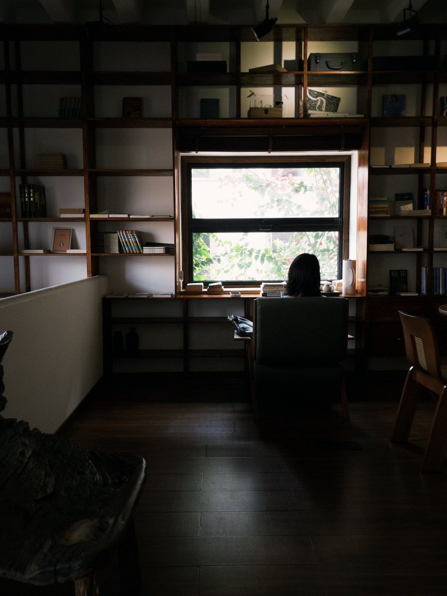 gazeathim2's tweet photo. 跟朋友说书店的窗子好漂亮哦（图1），朋友问这是你吗，我说不是诶，这才是我于是发过去了图2
陀翁的书读起来都像是同一本 https://t.co/GuGqLgmA23