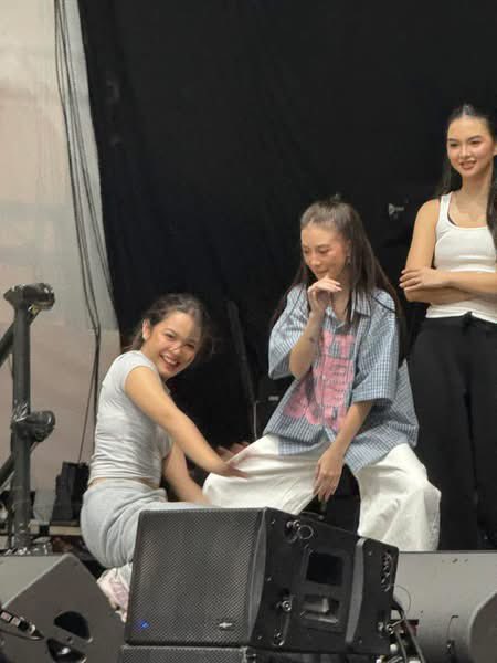 _carrieluv's tweet photo. Fyangie w/ kolette https://t.co/h6OcYFXTrq