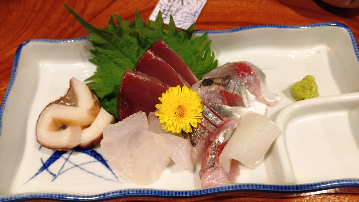 uerine's tweet photo. おさしみ。たこ、くえ、かつお、あじ、いか。うま！お酒はえいせんに切り替え。ちょっとクセ有るけど切れ味良く呑めるステキなお酒。お冷まで1984。 https://t.co/vdguYCg0IF