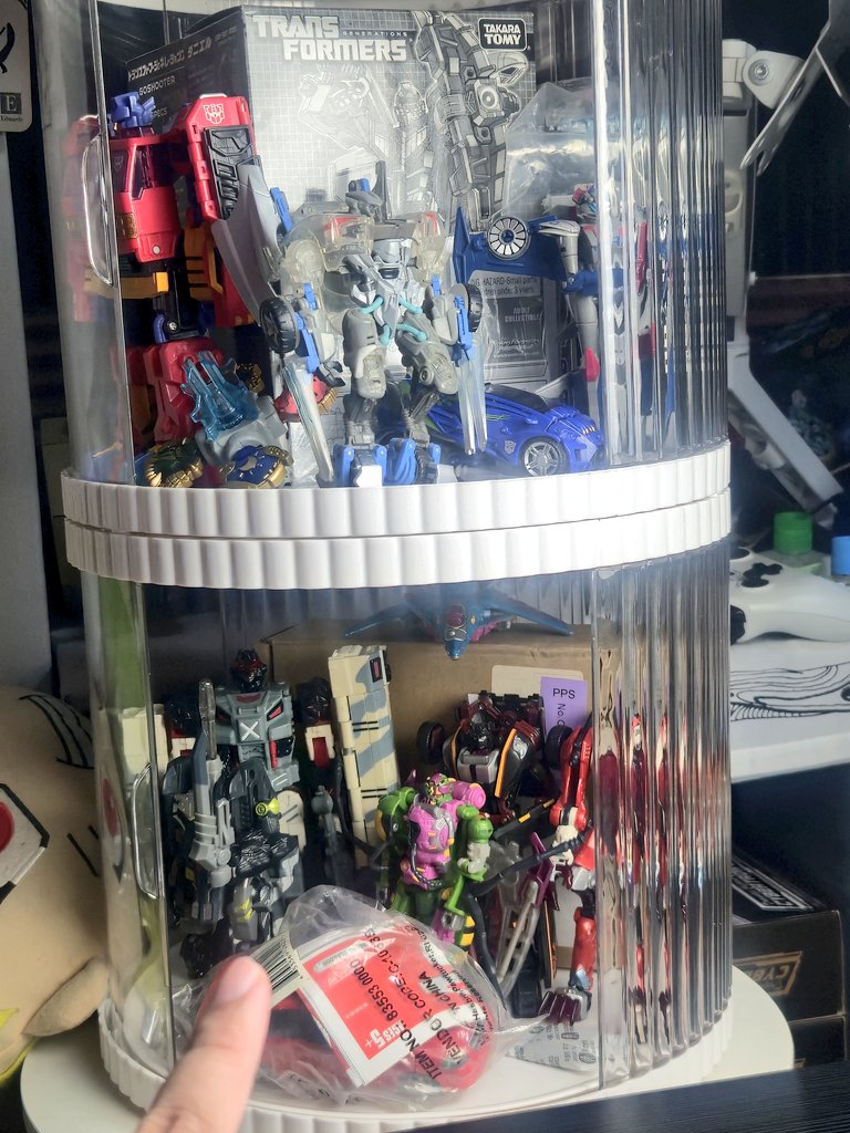 Centuriontf's tweet photo. The main reason I had to keep my portable lightbox studio is that I have this shelf and no idea where to fit it in my room. https://t.co/nNVxk0Dg6f