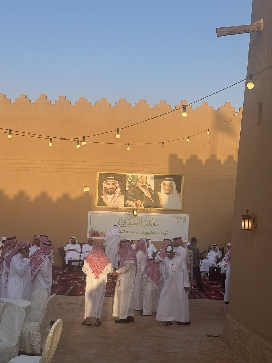 ANAQR_SA's tweet photo. أقامت جمعية جمعية الادب بالوشم
@Literatureasso
وأعضاء جمعية #ثرمداء الخيرية 
@GTharmada
محاضرة عن"مكتبة الشيخ عبدالله #العنقري وأثرها في الأدب"ألقاها أ.د عبدالله العنقري بمقر الجمعية
تخللها زيارة قصر #العناقر الاثري 
و #قهوة_العنقري https://t.co/hHcMUMRl28