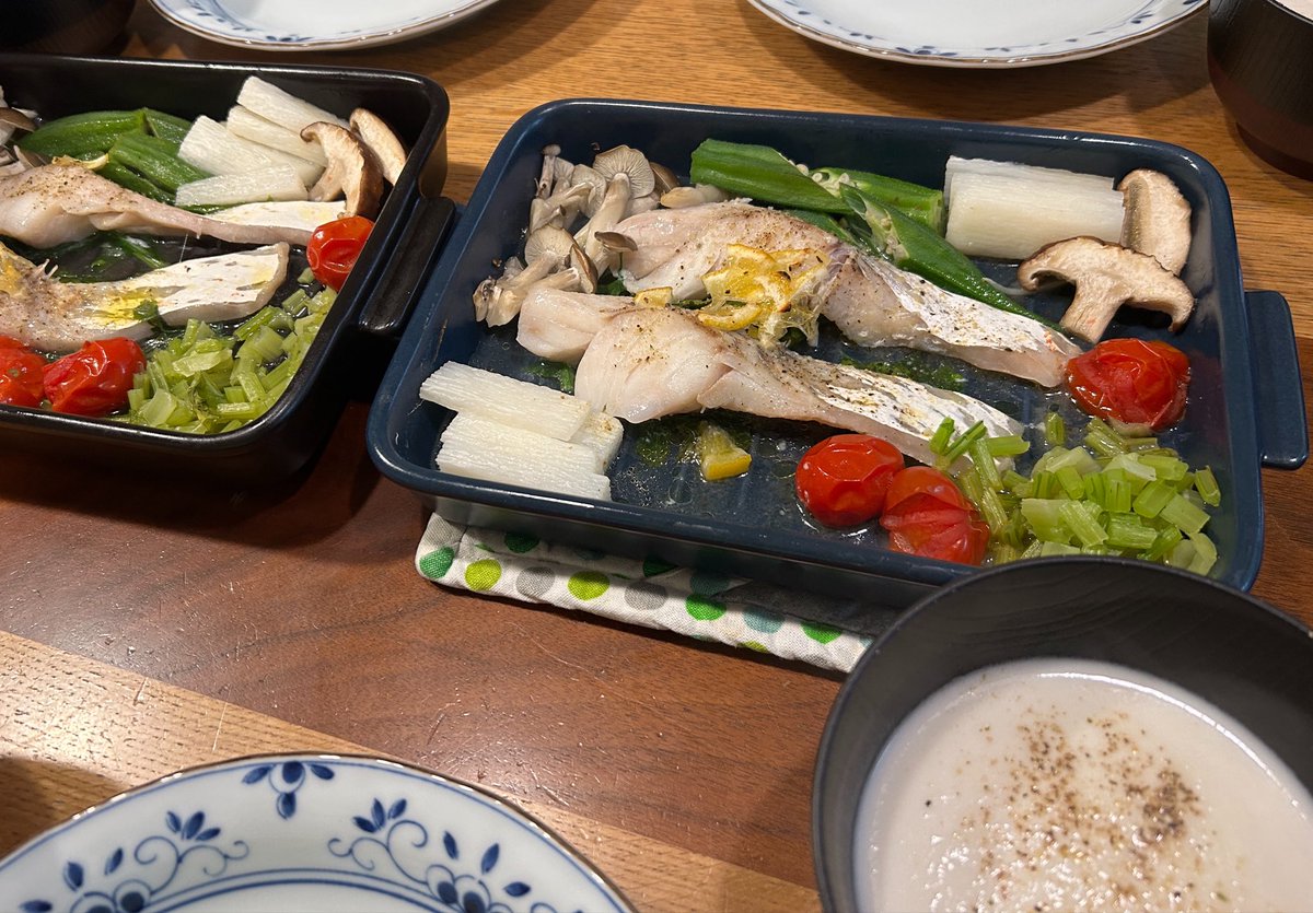 tomatomottomato's tweet photo. 夕飯は久しぶりに
グリラーで鱈と野菜を焼いたのと
レコルトで蕪のポタージュ

ご飯作ってる時からしんどくなってきて
食べ始めるともうとてもしんどい
気圧のせいなのかな
更年期かな
自律神経失調症の類いなのかな

きゅーうーけーいー https://t.co/972hMxgB9e