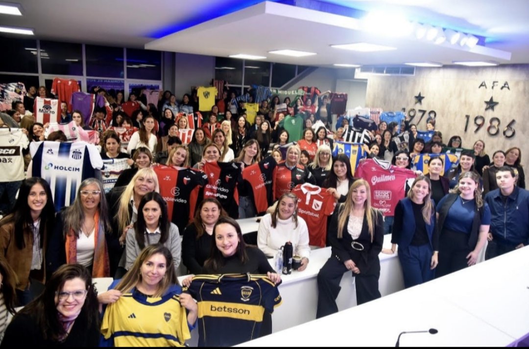 GeneroMidland's tweet photo. MUJERES QUE TRANSFORMAN EL FÚTBOL 💜.

Participamos junto con compañeras de distintos clubes del país, del encuentro "Mujeres que Transforman el Fútbol" que se llevó a cabo en el Predio Lionel Andrés  @afa.
(SIGUE) https://t.co/biLDaYB6TD