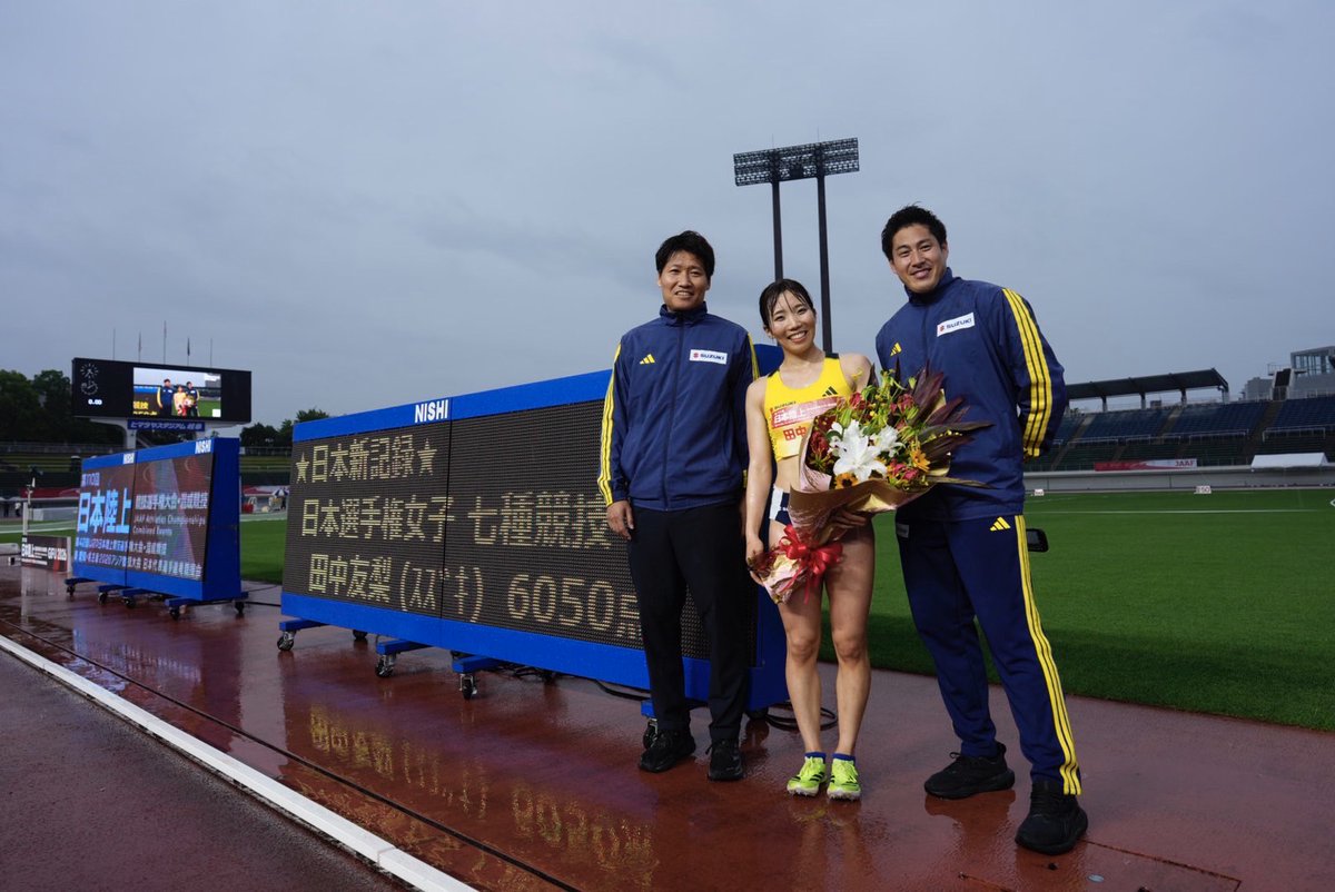 jaaf_official's tweet photo. /／
【#日本選手権混成】
\＼

◆女子七種競技
#田中友梨 選手（スズキ）が6050点で2連覇達成🎉

この記録は
日本新記録
アジア大会日本代表内定
日本女子初の6000点台突破
です‼️

アスリートコレボレーターの
十種競技元日本代表 #中村明彦 さん、
男子やり投元日本代表 #新井涼平 さんと📸✨

おめでとうございます💐

✅大会特設サイト
https://t.co/qazXAWnOMI
#U20日本選手権混成 #陸上 #JAAF
ⒸTakashi OKUI photography