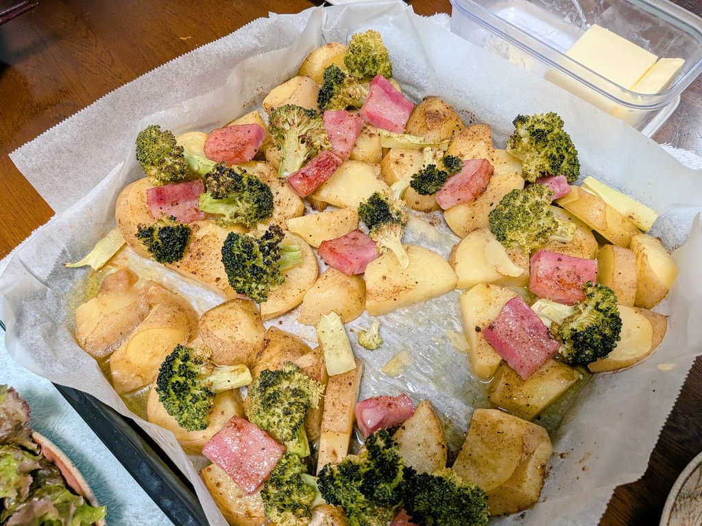 mar1koron's tweet photo. 朝掘ったばかりのじゃがいもをいただいたのでオーブン焼きにした！一口大のベーコンと小房に分けたブロッコリー、そして半月切りにしたじゃがいも。味付けにマキシマムスパイスを一振してオーブンへ。
出来上がったら秒で狩られました（笑） https://t.co/3fJP30oaKc