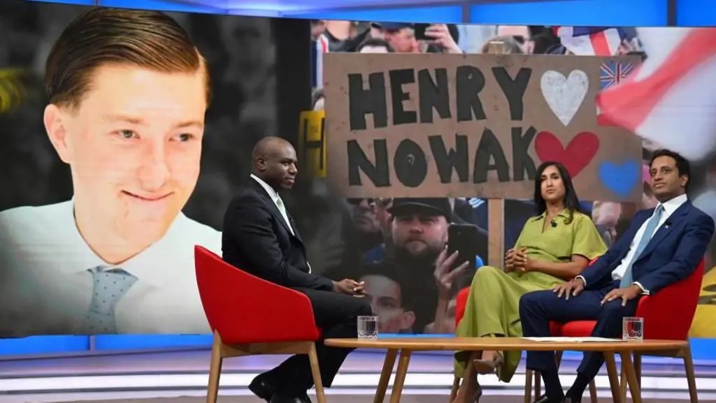 RachelD1892's tweet photo. Senior officers must've viewed the bodycam footage after Henry's death.
3 days later they tried to put out a statement to smear Henry. .
The officers at the scene of Henry's death were still serving at the time of the trial.
No wonder the establishment want this to go away. https://t.co/ytOUuO03Lb
