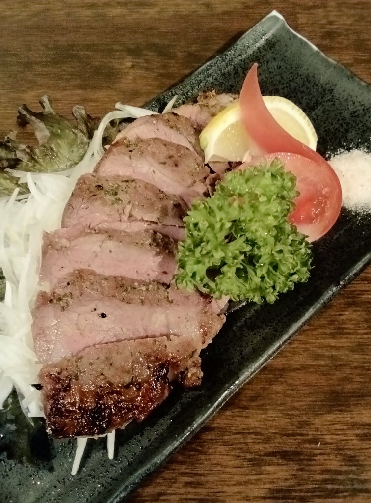 rubysnapper75's tweet photo. 瀬谷区三ツ境にある、ご馳走厨房欒へ⭐
炭火ラムステーキです😋💘💘💘⭐🎉
ソースも工夫してほしい💦💦
#ご馳走厨房欒　#居酒屋#ラムステーキ#羊肉#瀬谷区#三ツ境#横浜グルメ　#横浜グルメ https://t.co/2vuOsvwScN