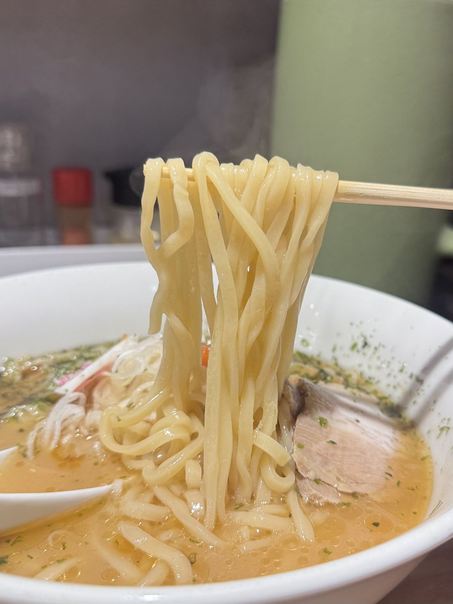 153ilk's tweet photo. らーめん飛鶏魚さんで辛味噌らーめん＋CP小ﾗｲｽをリピ🍜‼️

最終日売り切れなしとのことでしごおわ浮かれてきました😆‼︎スープ美味しすぎてすするレンゲ止まらず✨ツルツルでもちもちの麺もウマ〜✨トロけるチャーシューにコリポリメンマ♡旨みと辛味を混ぜ込んでブーストドボン飯完飲ゴチです🥰 https://t.co/19XCey4OO8