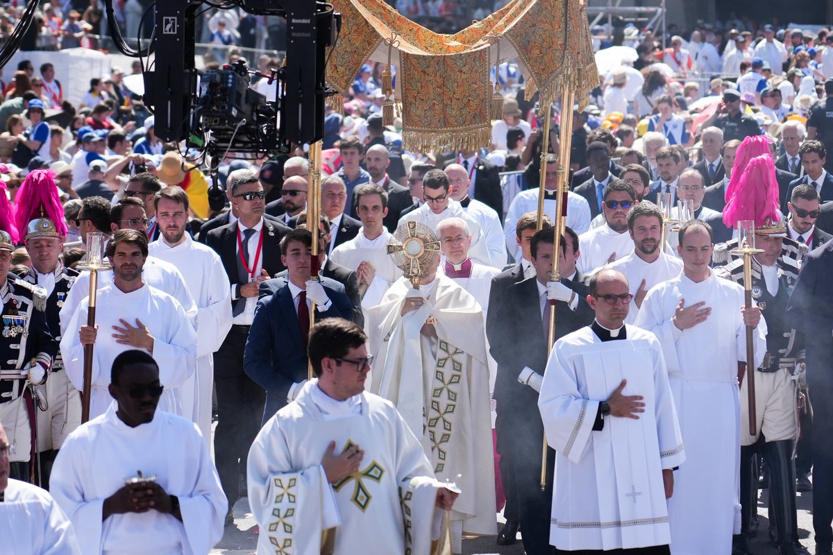 canteraepmdj's tweet photo. León XIV llevando el Santísimo Sacramento en Madrid https://t.co/VFkBVlN5K1
