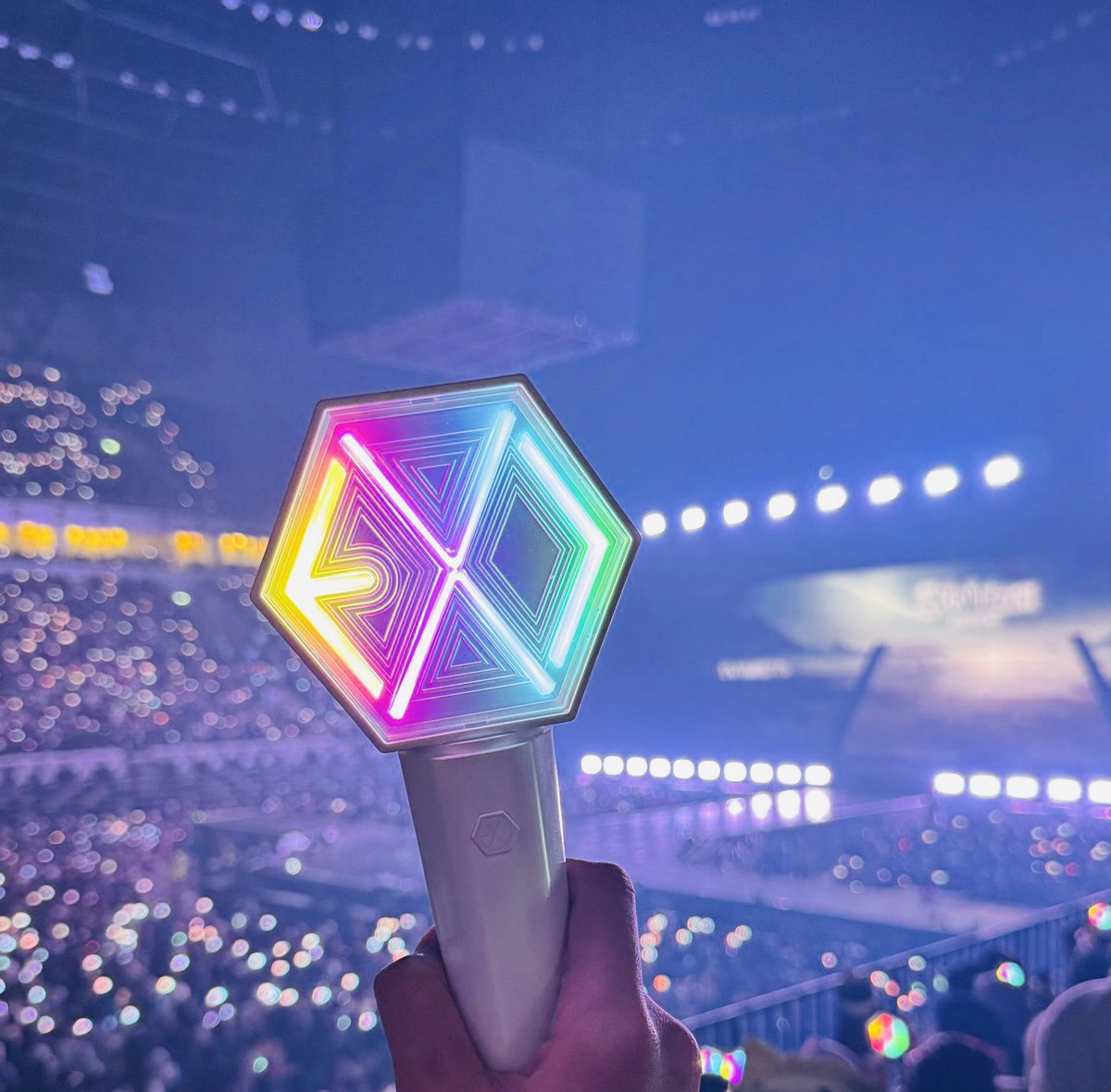 EVAN_protector's tweet photo. Susah banget signal di dalam venue 
#EXhOrizon_in_Jakarta https://t.co/a3p8qE0lfV