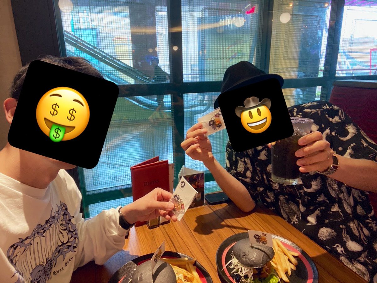 toman_rock's tweet photo. 本日はneroさんとハードロックカフェお食事会でした。これからの絵描きについて等深い話をしつつ、オフラインならではの話に盛り上がり、いつもながら楽しいひとときでした😌大好物の阿闍梨餅と美齢なステッカーの数々、本当にありがとうございました🙇‍♂️ https://t.co/Ufxkh9DXCH