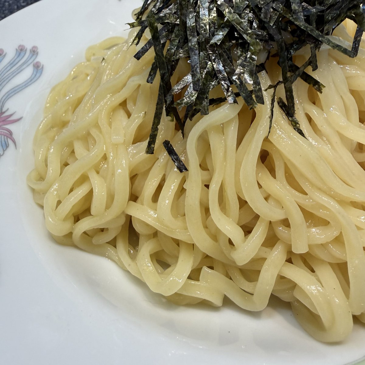 ciyassan's tweet photo. 支那そば万作@新潟市西区にて、つけ麺…1100円。濃い醤油にストレスなく泳ぐワカメ。後半戦冷めてからが本領発揮、辛さから甘さへシフトする味わいが良い。神の名言「冷めるほどにうまさが出てくる」が思わず脳裏に浮かぶ。味だけに留まらず、バックグラウンドまでインスパイアされた素晴らしい一杯。 https://t.co/uB4Xiqr4YO