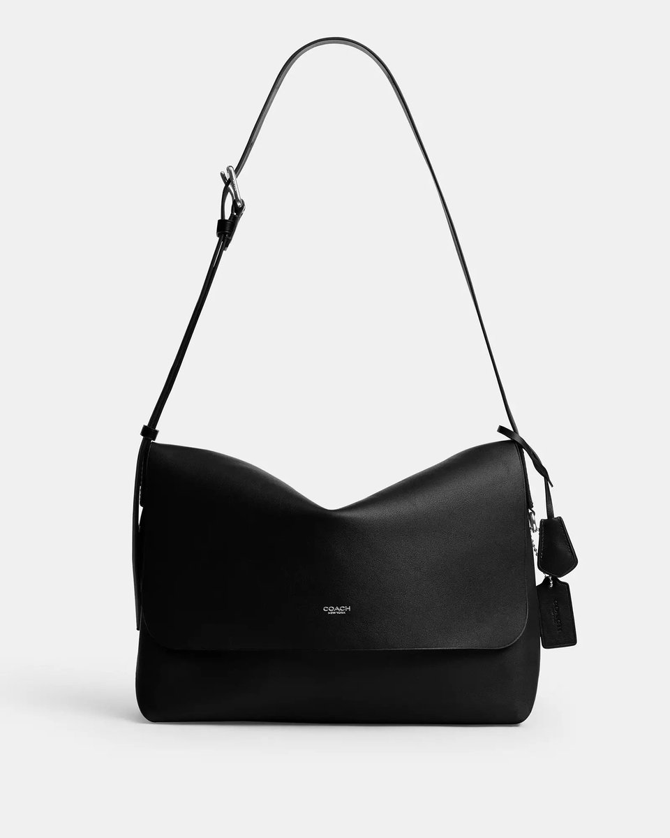 tohas_a's tweet photo. プラダを着た悪魔見てオールドCoachかわいいよなぁと思ってサイト見に行ったら、最近のデザインすごくいい。のと、メンズのビジネスバッグがすごく好み！しかも！金具が！シルバー！！（女性バッグで探すの大変なんです！）革は良いイメージだけどどうなのかな？ https://t.co/ViufeT74I1