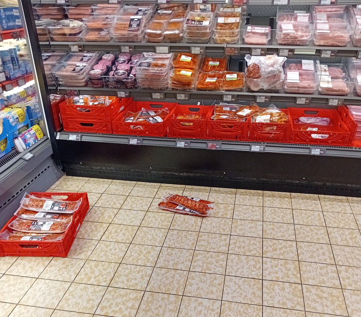 wunderschlosser's tweet photo. So sollten Lebensmittel nicht behandelt werden. Das ist ohne Respekt gegenüber dem toten Tier und den Kunden https://t.co/tLP3xXKwle