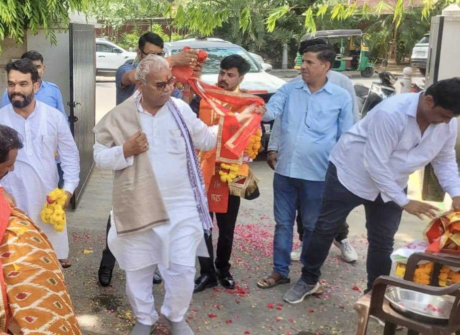 madandilawar's tweet photo. जयपुर
देवभूमि उत्तराखंड की पावन छह दिवसीय चारधाम यात्रा पूर्ण कर आज जयपुर स्थित सिविल लाइंस राजकीय आवास पहुँचा। प्रभु श्री बद्रीनाथ, बाबा केदारनाथ, माँ गंगा, माँ यमुना एवं देवभूमि के दिव्य आशीर्वाद के साथ लौटने पर परिवारजनों द्वारा पारंपरिक स्वागत के माध्यम से जो आत्मीय प्रेम, स्नेह और सम्मान प्राप्त हुआ, उसने हृदय को भावविभोर कर दिया।
देवभूमि के पवित्र धामों में प्रदेश की सुख-समृद्धि, युवाओं के उज्ज्वल भविष्य, किसानों की खुशहाली तथा समस्त प्रदेशवासियों के उत्तम स्वास्थ्य, मंगलमय जीवन और निरंतर प्रगति हेतु प्रार्थना की।
चारधाम यात्रा केवल एक धार्मिक अनुष्ठान नहीं, अपितु आत्मिक शांति, आध्यात्मिक ऊर्जा एवं भारतीय जीवन-मूल्यों से आत्मसात होने का एक अनुपम अवसर है।

#चारधामयात्रा
