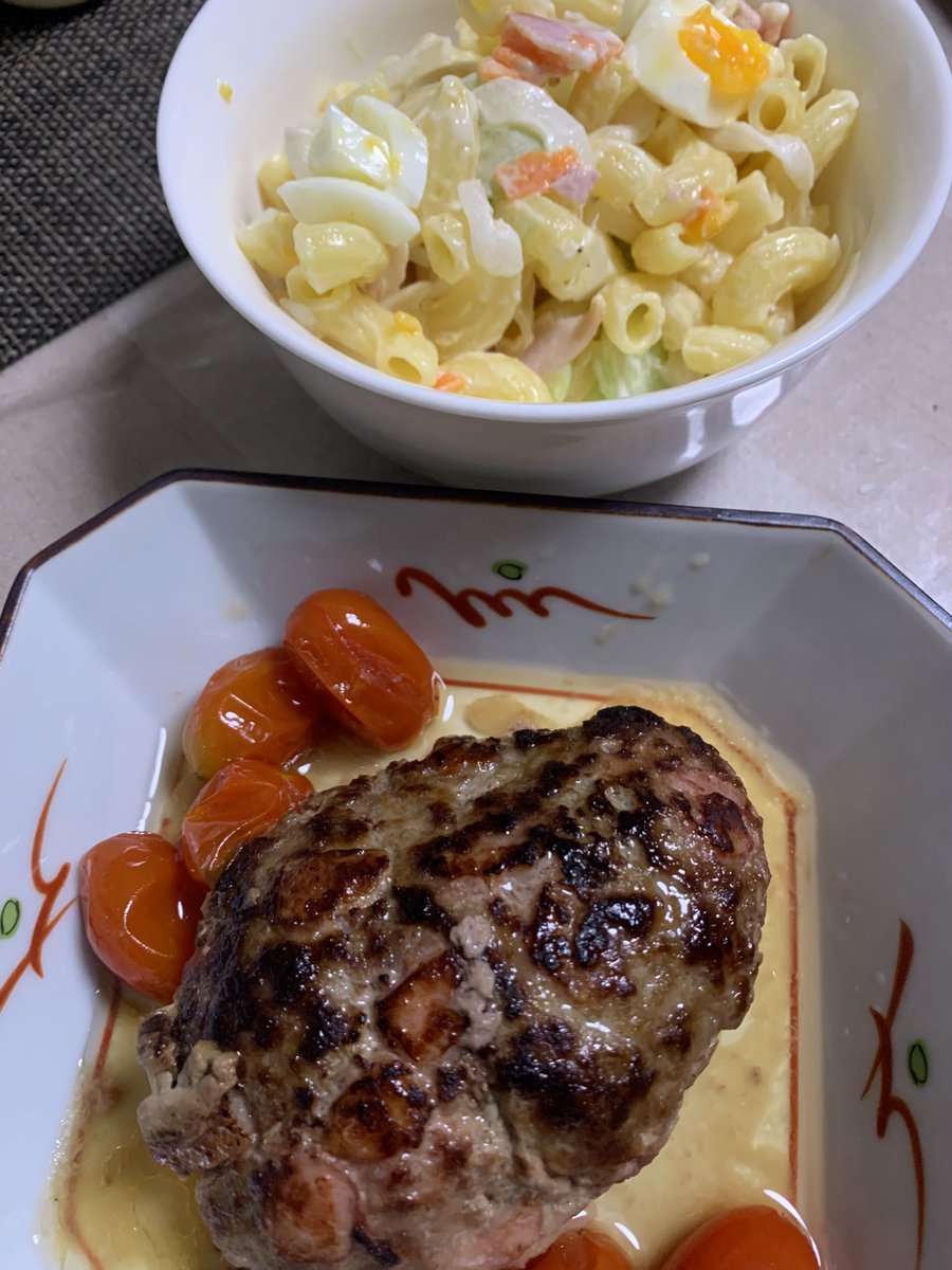 _tomato_x's tweet photo. 久しぶりに酒蒸しのハンバーグ作ったけど美味かった https://t.co/VS59FZW3BM