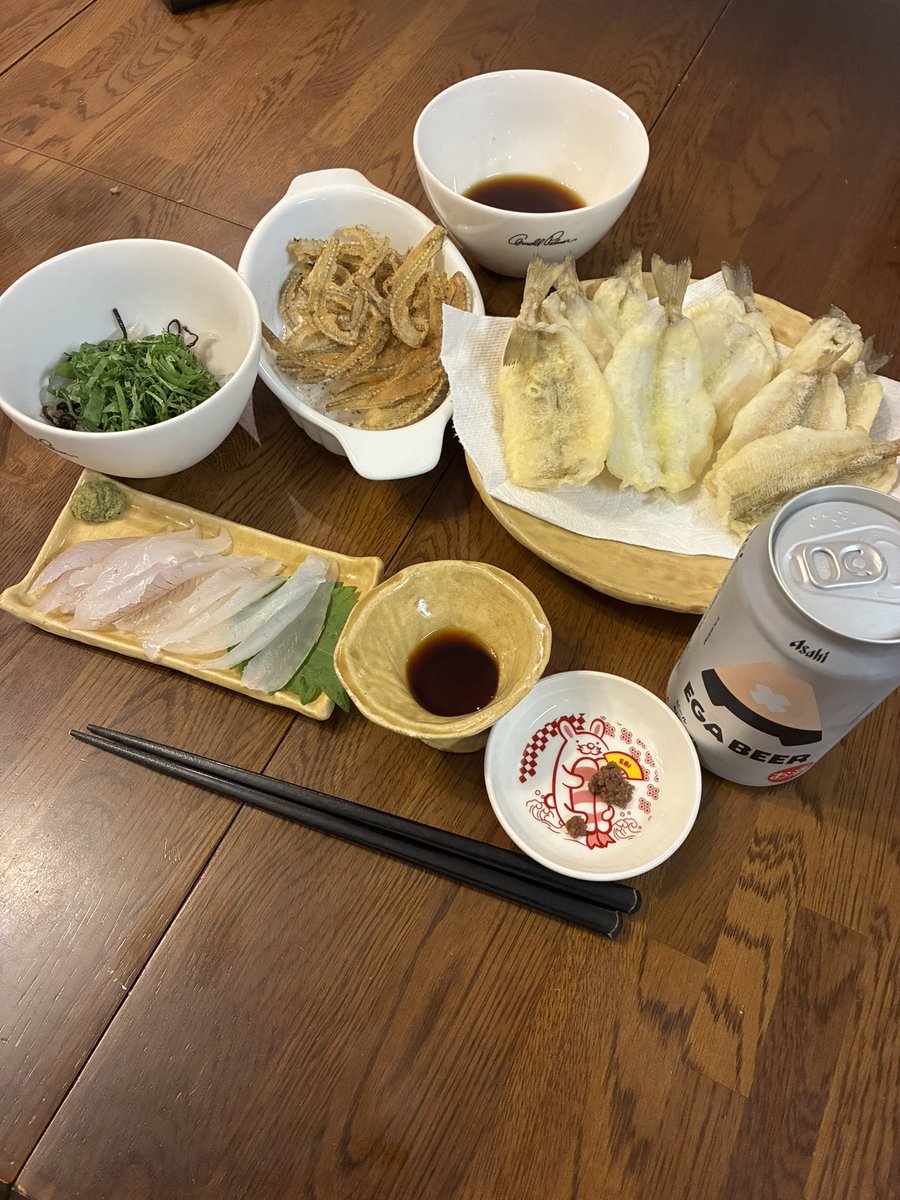 255umi252's tweet photo. やっと全て終わった……

晩酌はEGA  BEER

シロギス刺身、塩こぶ和え、天ぷら、骨せんべい

小さいのは冷蔵庫で干物に

たくさん釣れるのは嬉しいけど、処理が大変すぎる……
次からは大きいのだけ持って帰ってこよう💦 https://t.co/QN9kxiBvpW