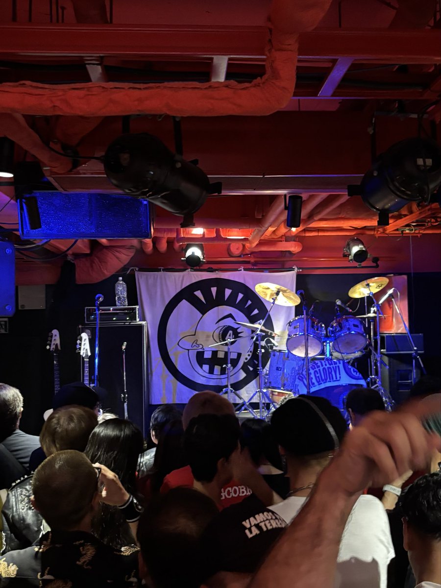 katsurasando's tweet photo. ロック有識者、林家菊丸師匠にお誘いいただき、ラフィンノーズさんのライブに行けた！
楽しかった！
5回泣いた！

ライブハウスに耳栓売ってて悲しかった。

購入したトートバッグにサインいただきました！

戦争反対！ https://t.co/9nX83v1df9