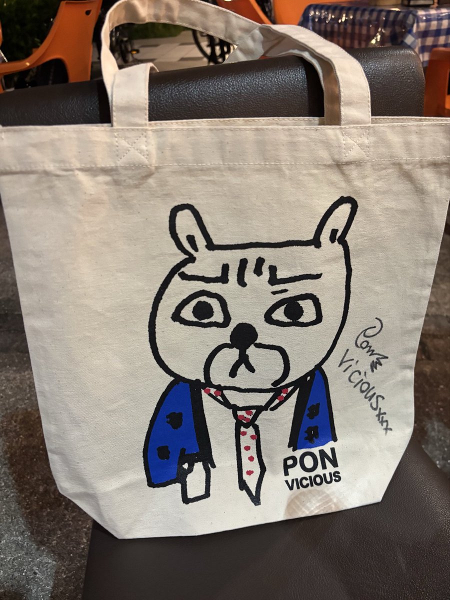 katsurasando's tweet photo. ロック有識者、林家菊丸師匠にお誘いいただき、ラフィンノーズさんのライブに行けた！
楽しかった！
5回泣いた！

ライブハウスに耳栓売ってて悲しかった。

購入したトートバッグにサインいただきました！

戦争反対！ https://t.co/9nX83v1df9
