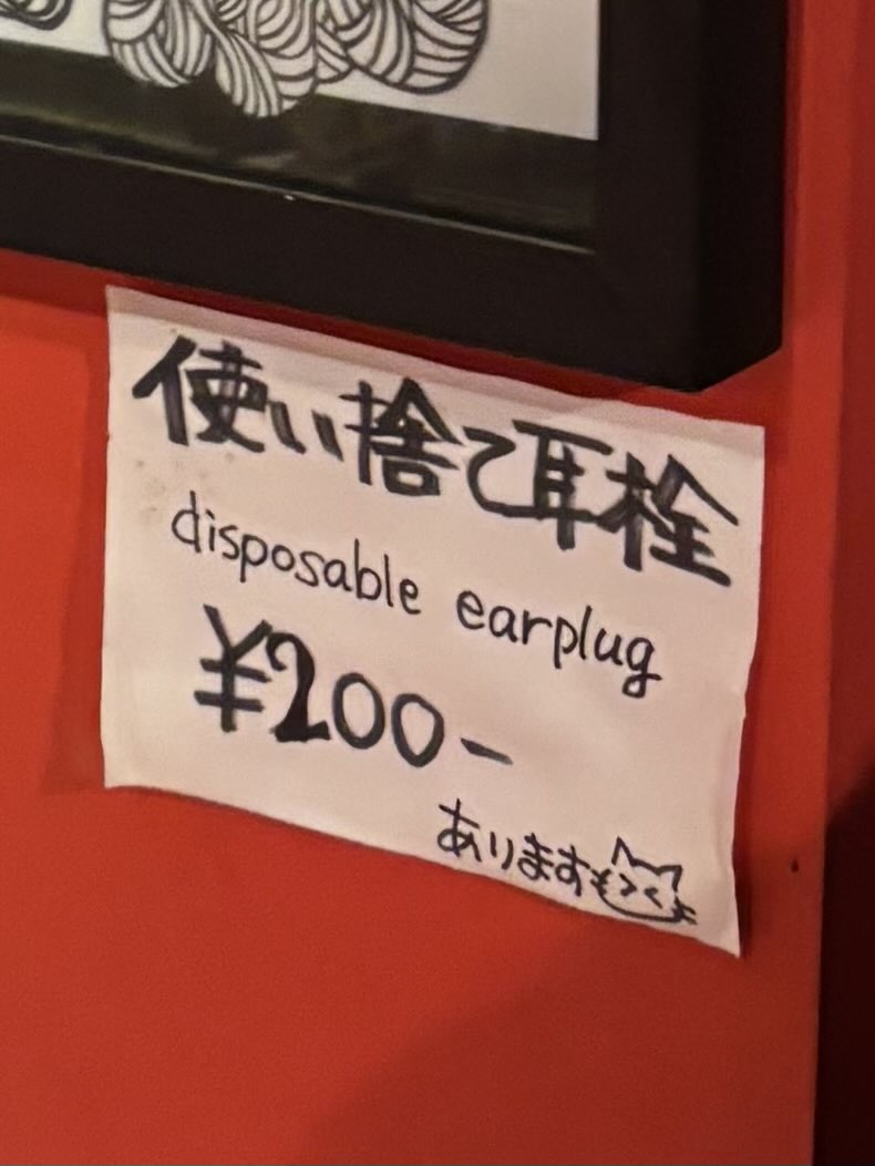 katsurasando's tweet photo. ロック有識者、林家菊丸師匠にお誘いいただき、ラフィンノーズさんのライブに行けた！
楽しかった！
5回泣いた！

ライブハウスに耳栓売ってて悲しかった。

購入したトートバッグにサインいただきました！

戦争反対！ https://t.co/9nX83v1df9