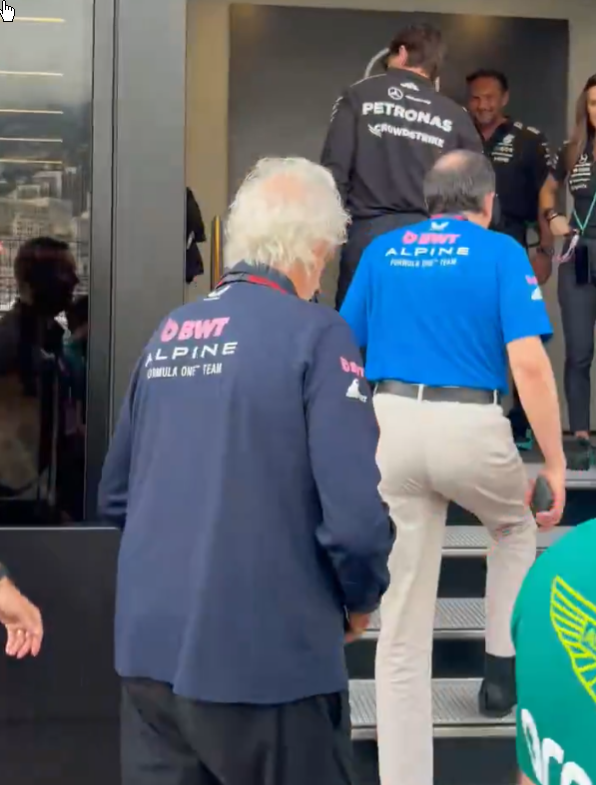 alpineclub_esp's tweet photo. 🚨 La reunión que tuvo lugar en la hospitalidad de Mercedes:    

- Toto Wolff 
- Flavio Briatore (+ el CEO de Renault) 
- James Vowles   

¿De qué hablaron? 🤔 https://t.co/vcY8SOhhPK