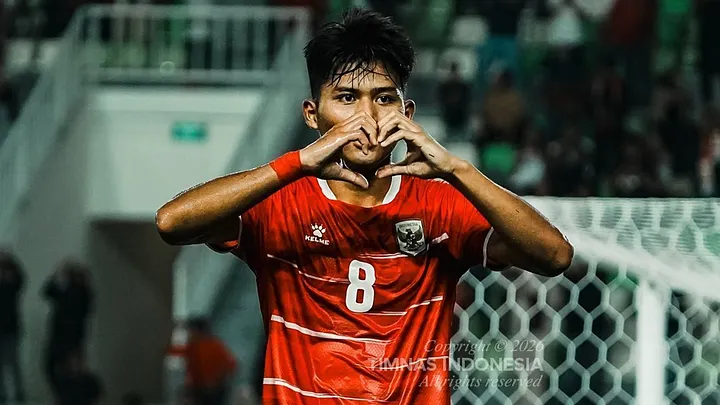 gilabola433's tweet photo. Link Streaming Piala AFF U-19 2026: Timnas Indonesia vs Vietnam
LIVEBOLA — Timnas Indonesia U-19 menghadapi laga penentuan saat berjumpa Vietnam U-19 pada matchday ketiga Grup A Piala AFF U-19 2026. Duel yang digelar di Stadion Utama Sumatera Utara, Deli Serdang, Minggu (7/6/2026) pukul 20.00 WIB itu akan menjadi penentu langkah kedua tim menuju semifinal.

Pertandingan ini bisa disaksikan melalui siaran langsung Indosiar dan SCTV, serta layanan live streaming Vidio. Dengan situasi klasemen yang sangat ketat, kedua tim dipastikan memburu kemenangan sejak menit pertama.

Indonesia dan Vietnam sama-sama mengoleksi enam poin dari dua laga awal. Namun, Vietnam untuk sementara berada di puncak klasemen Grup A berkat keunggulan selisih gol.

Kondisi tersebut membuat laga di Deli Serdang memiliki arti yang sangat penting. Selain memperebutkan tiket ke semifinal, kedua tim juga membidik status juara grup untuk menghindari ketergantungan pada hasil pertandingan lain.

#livebola #indonesia #vietnam #LIVE #nontonlive #LinkStreaming #TimnasIndonesiau19 #pialaAFFu19 #deliserdang #malamini #livefootballstreamhd