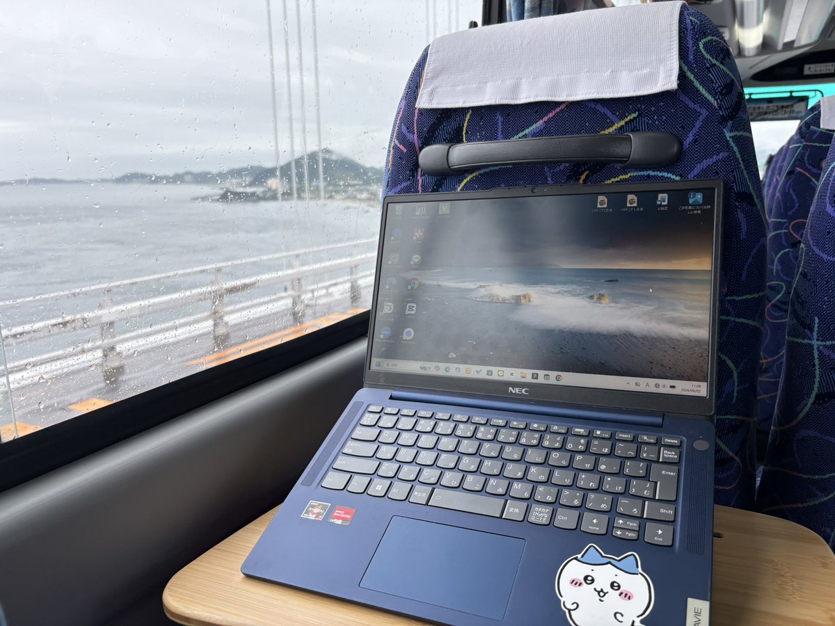 clara__nurse's tweet photo. 大阪から琴平までコトバス🚌
バスの中でもパソコン作業ができるように、wifiがあったり、ヨギボーの膝上テーブルがあったり、快適すぎた☺️
移動中4時間しっかり働きました◎ https://t.co/cWHbvqccaI