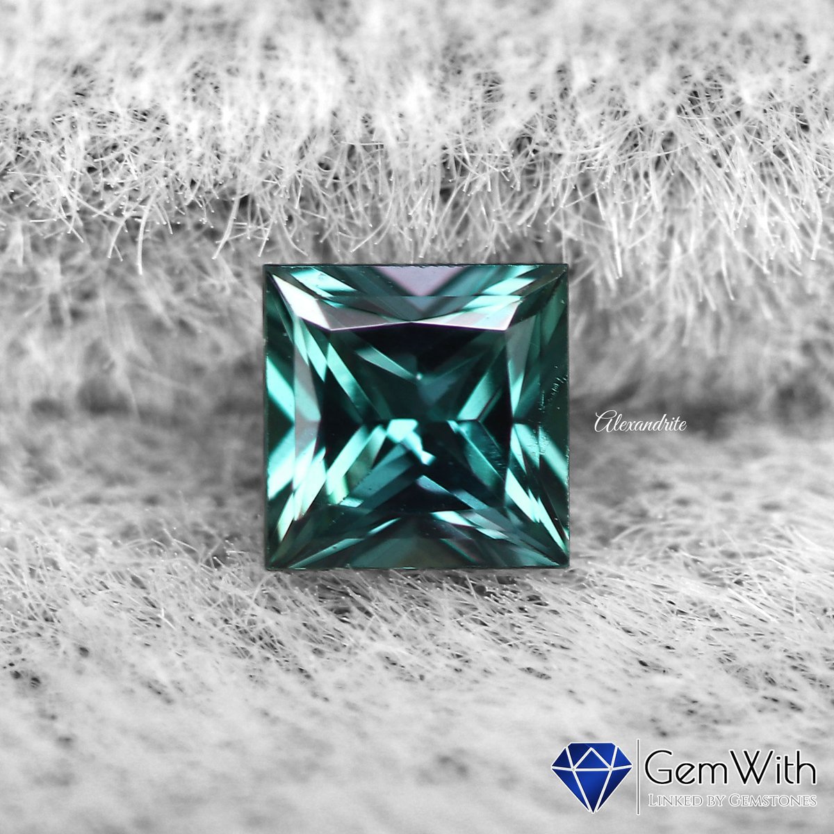 gemwith_'s tweet photo. アレキサンドライトって他の宝石に比べてプリンセスカットも見かける機会が多い気がする・・・🤔

石留め難しくなるから職人さん泣かせのカットだとよく聞きます😅
個人的には格好いい！ってなる、好きなカットスタイルです🥰 https://t.co/JePXdxtQvD