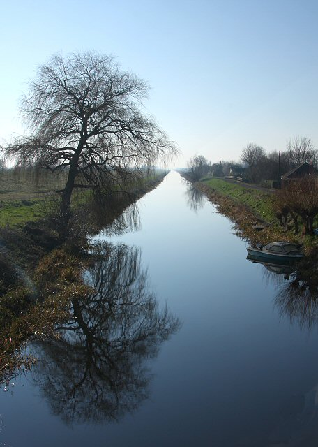 ClimateWarrior7's tweet photo. There a canal in Cambridgeshire that's got an uninterrupted straight 6-mile stretch.

It's called the Old Bedford River.

In the 1830s, Samuel Rowbotham placed a telescope just above the water surface and found he could see boats six miles away.

If the Earth was curved, those boats should have been 24 feet or 7 metres down. They would not be visible at all.

When faced with this, scientists claimed the water refracts light.

That's right. The globetards invented an entire field of optics to hide the fact that the Earth is flat.

Today, refraction is taught in every book on optics.

I am campaigning to have it removed, since it is fake science.