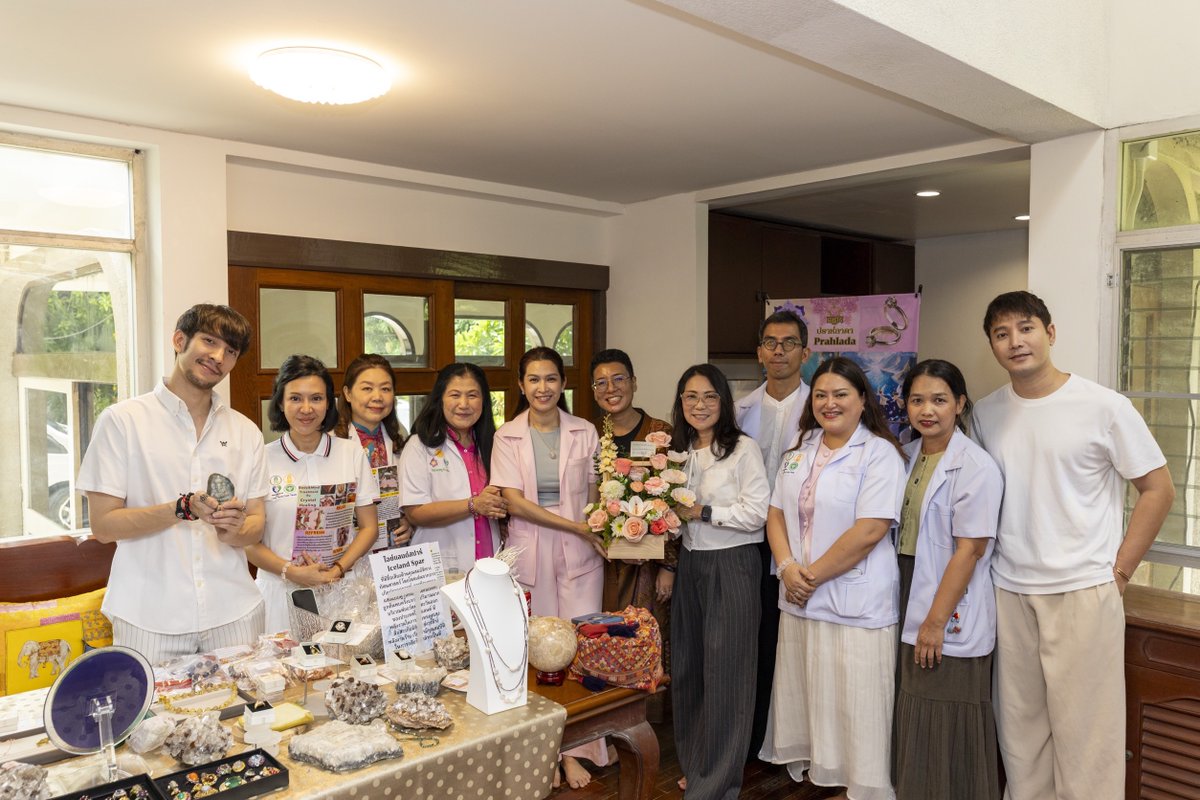 Newsideupdate's tweet photo. ทำบุญครบรอบวันเกิด "อี๊ฟ พุทธธิดา" เตรียมพร้อมเปิด "Sira Naturopathy Wellness Studio"

อ่านเพิ่มเติม : https://t.co/ykbbJDbaOu

#sirawellnessstudio #crystalhealing #aromatherapy #สุขภาพดี #NewsideUpdate https://t.co/XkWkGGJyFe