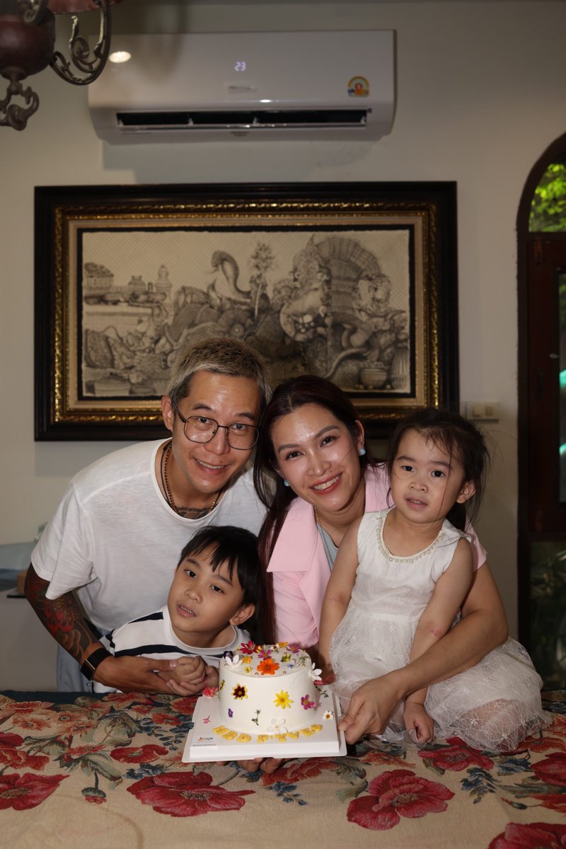Newsideupdate's tweet photo. ทำบุญครบรอบวันเกิด "อี๊ฟ พุทธธิดา" เตรียมพร้อมเปิด "Sira Naturopathy Wellness Studio"

อ่านเพิ่มเติม : https://t.co/ykbbJDbaOu

#sirawellnessstudio #crystalhealing #aromatherapy #สุขภาพดี #NewsideUpdate https://t.co/XkWkGGJyFe