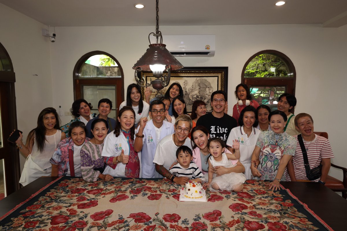 Newsideupdate's tweet photo. ทำบุญครบรอบวันเกิด "อี๊ฟ พุทธธิดา" เตรียมพร้อมเปิด "Sira Naturopathy Wellness Studio"

อ่านเพิ่มเติม : https://t.co/ykbbJDbaOu

#sirawellnessstudio #crystalhealing #aromatherapy #สุขภาพดี #NewsideUpdate https://t.co/XkWkGGJyFe