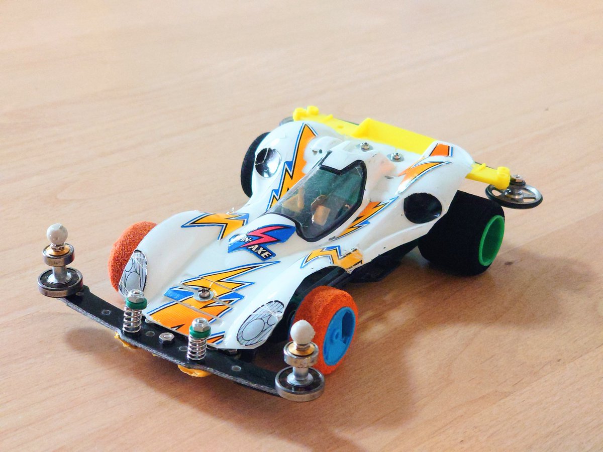 hypeeerdash's tweet photo. #SJC96公認レースレギュ のスピンアックスボディは小学生当時の私が作った物を大事に取っておいた物で何故このカラーリングにしたか謎だったけど実はレツゴアニメ3話でジュンのお店に行った時に一瞬だけ映るマシンにインスピレーションを受けたのかもしれない。YouTubeで期間限定配信中(宣伝)。 https://t.co/H5GqzWHFsb