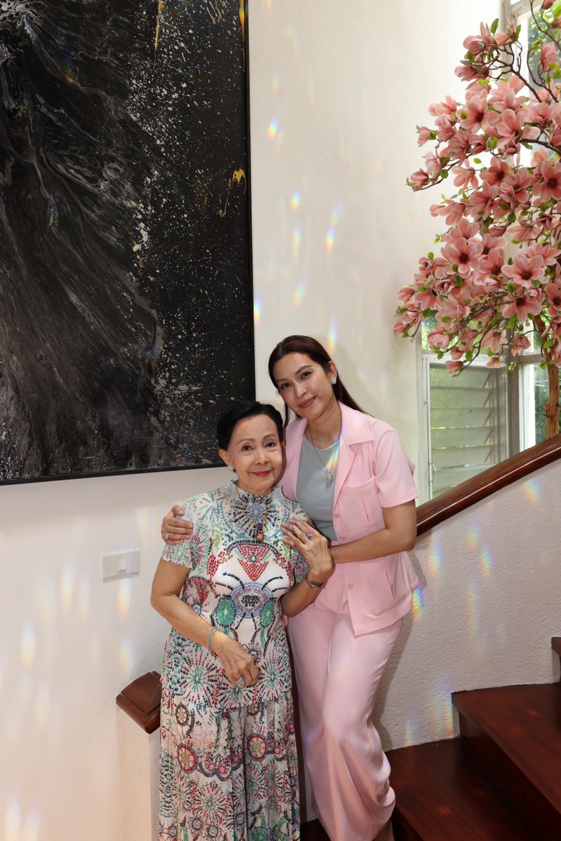 Newsideupdate's tweet photo. ทำบุญครบรอบวันเกิด "อี๊ฟ พุทธธิดา" เตรียมพร้อมเปิด "Sira Naturopathy Wellness Studio"

อ่านเพิ่มเติม : https://t.co/ykbbJDbaOu

#sirawellnessstudio #crystalhealing #aromatherapy #สุขภาพดี #NewsideUpdate https://t.co/XkWkGGJyFe