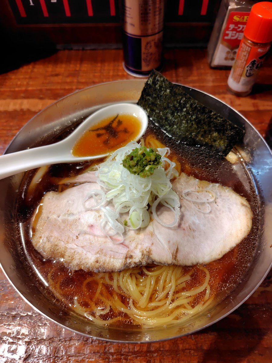 kenchi1647's tweet photo. 土曜のお昼はがんこ立川ラーメン✨️✨️
まずは限定２　大量煮干し鰯　アニマルオフ
冷しラーメン　ミドルで
久しぶりの鰯で大量は旨いに決まってる✨️🎵

濁りスープは真河豚白子🐡✨️🎵
白子ゴロゴロ系のスープ🎵
上品な旨味💕✨️🎵
ポン酢入れてブースト激ウマ〜😄🎵

@gankotachikawab https://t.co/pHZDqJLD31