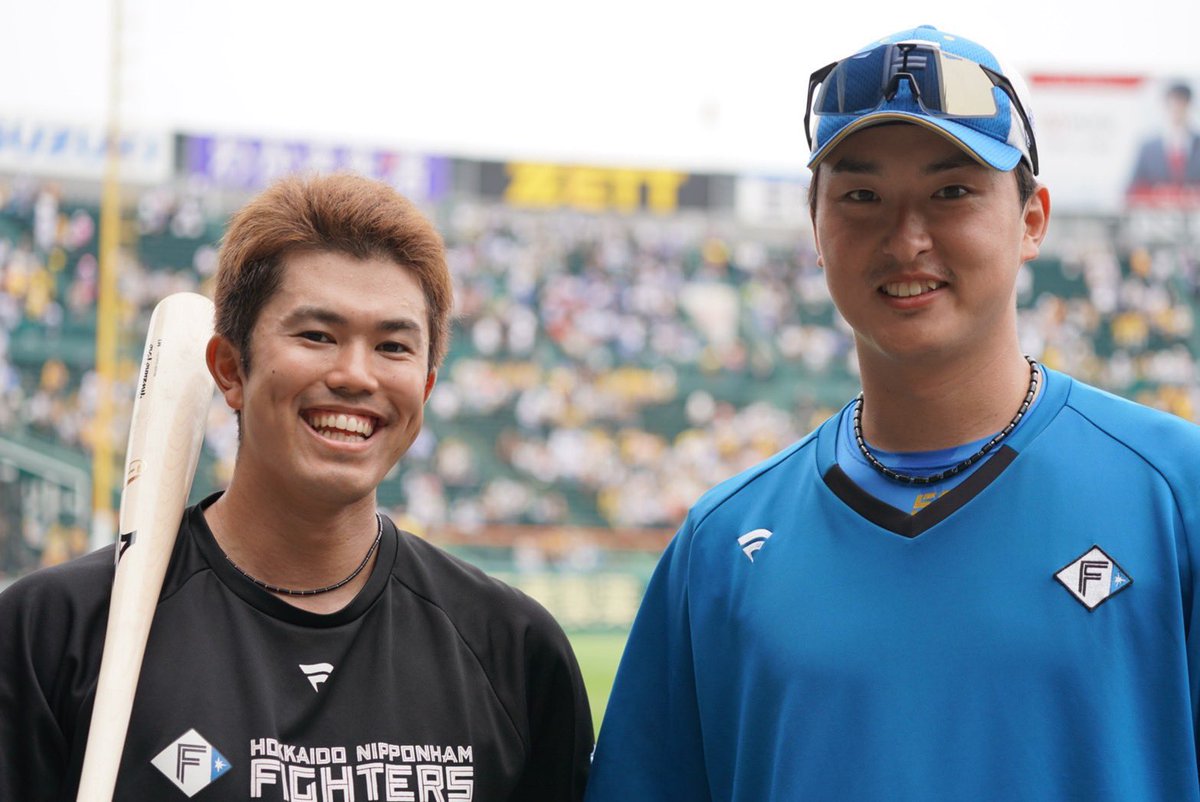 ybaseball6's tweet photo. 2014年夏の甲子園で対戦した以来
連絡を取り合うようになった。
高校時代レギュラーじゃなかった僕は先にファイターズに入団した直也を追いかけて6年後まさかの同じチームに。
またいつか対戦しようと約束して
今は別々のチームだけど12年ぶりの対決。
楽しかった！！！
次は一軍でね。 https://t.co/y7XYRXXbXF