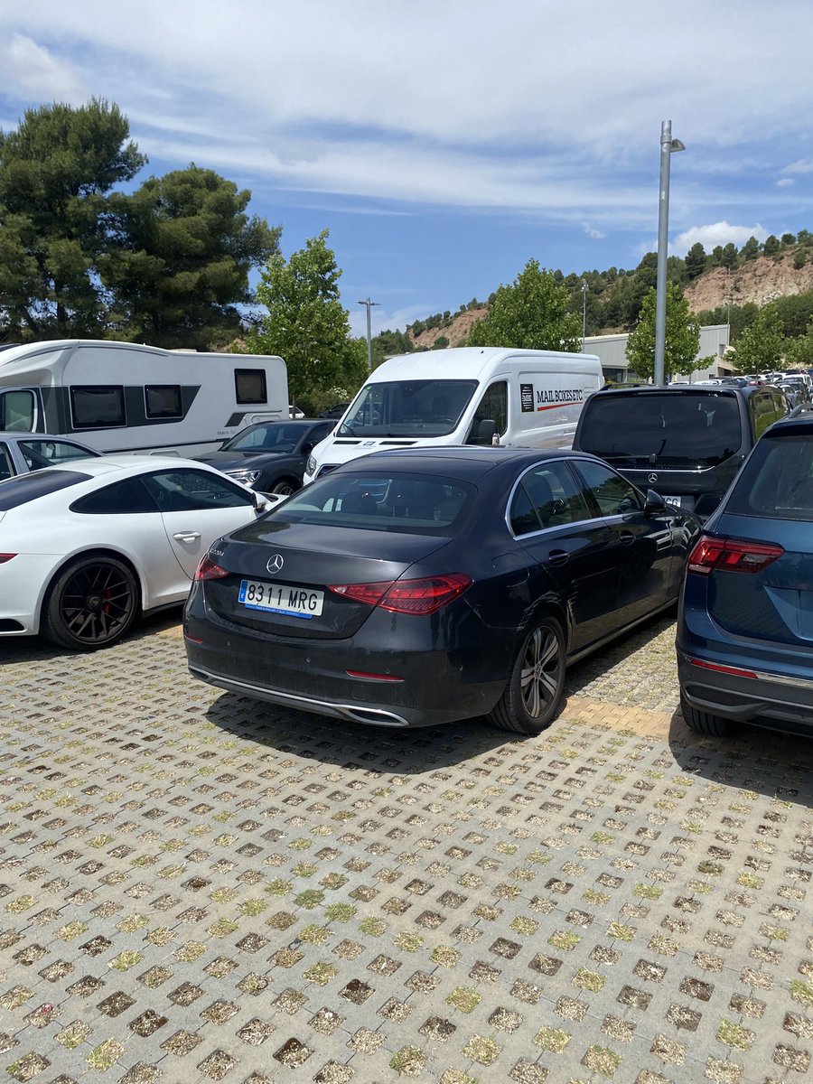AlbertFerrer5's tweet photo. Això es l’aparcament de la zona d’autocaravanes? Que passa aqui @ajigualada i @PoliciaLocalIGD, tot si val avui? https://t.co/pn83Xzif2R