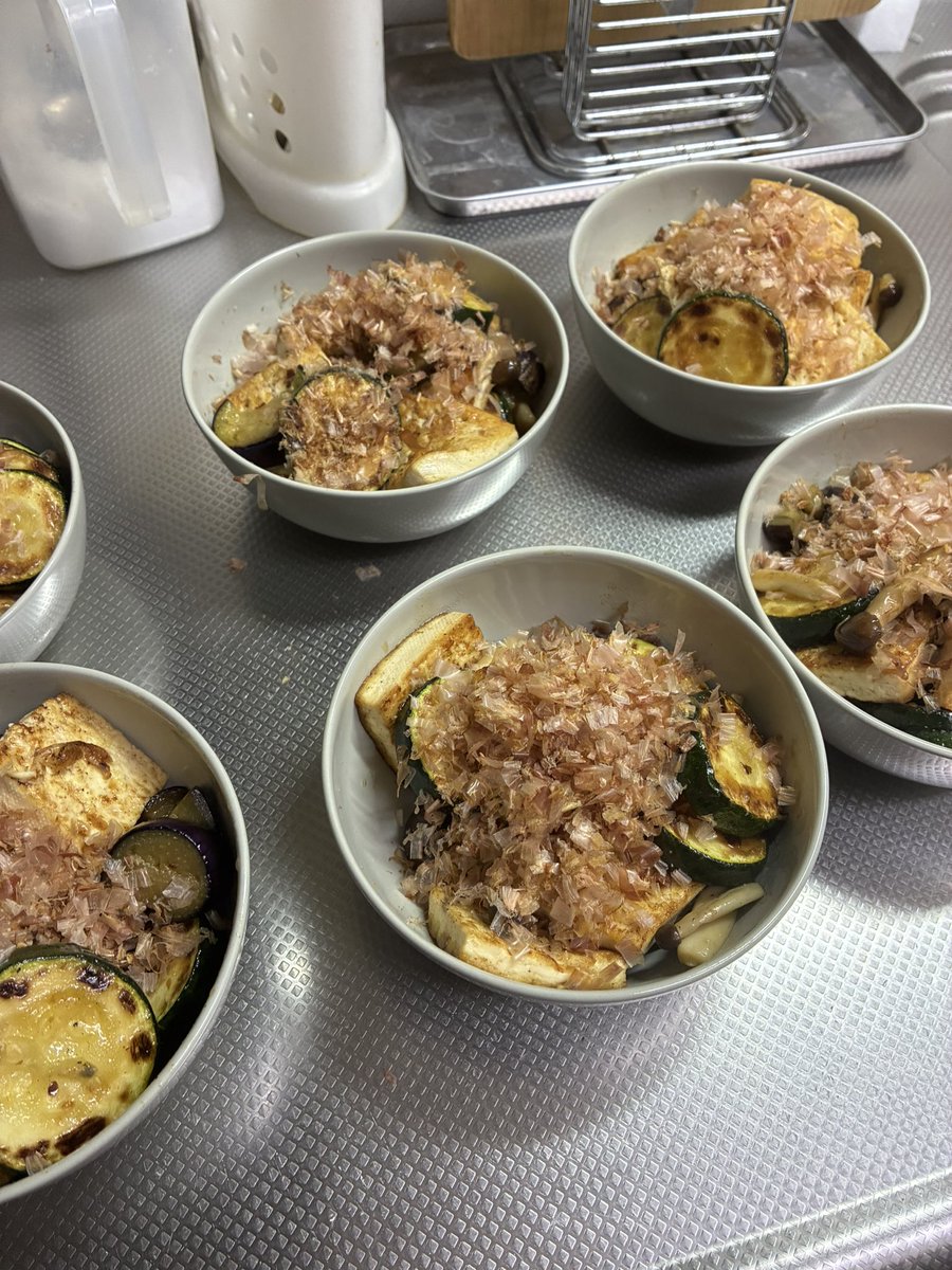 32sideky's tweet photo. 明日のごはん。
ズッキーニのチャンプルーみたいなやつ https://t.co/sftfgCm63e